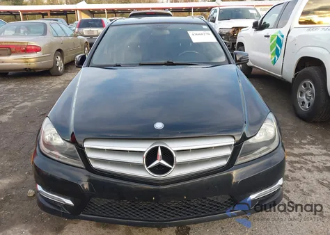 2013 Mercedes-Benz C 250 Sport z USA, uszkodzony, nr VIN WDDGF4HB8DR293955